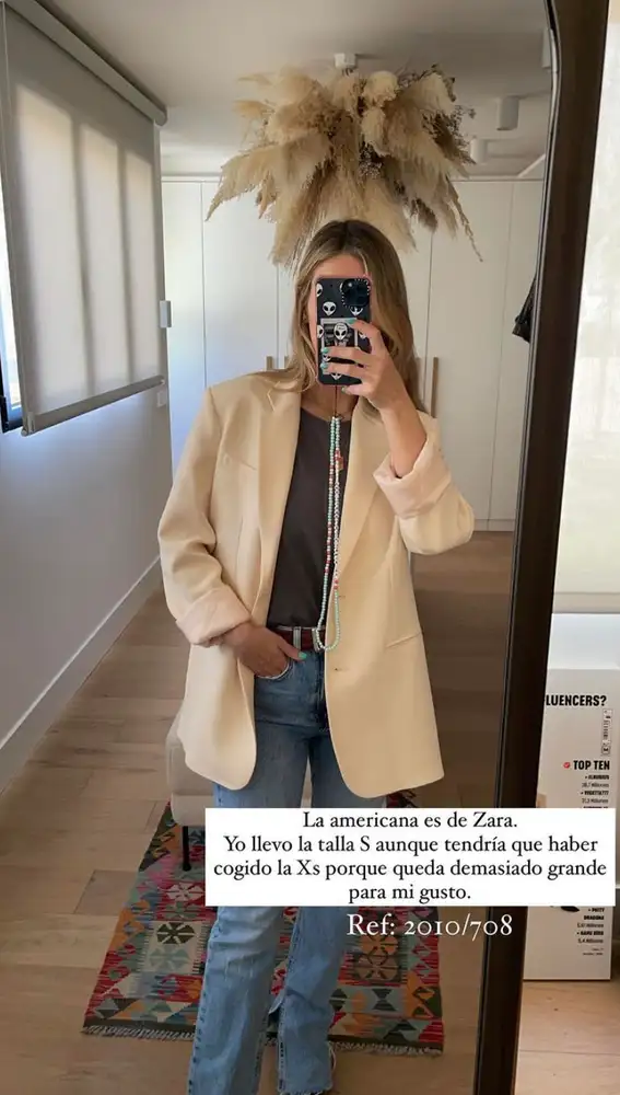 María Pombo en sus stories con blazer de Zara.