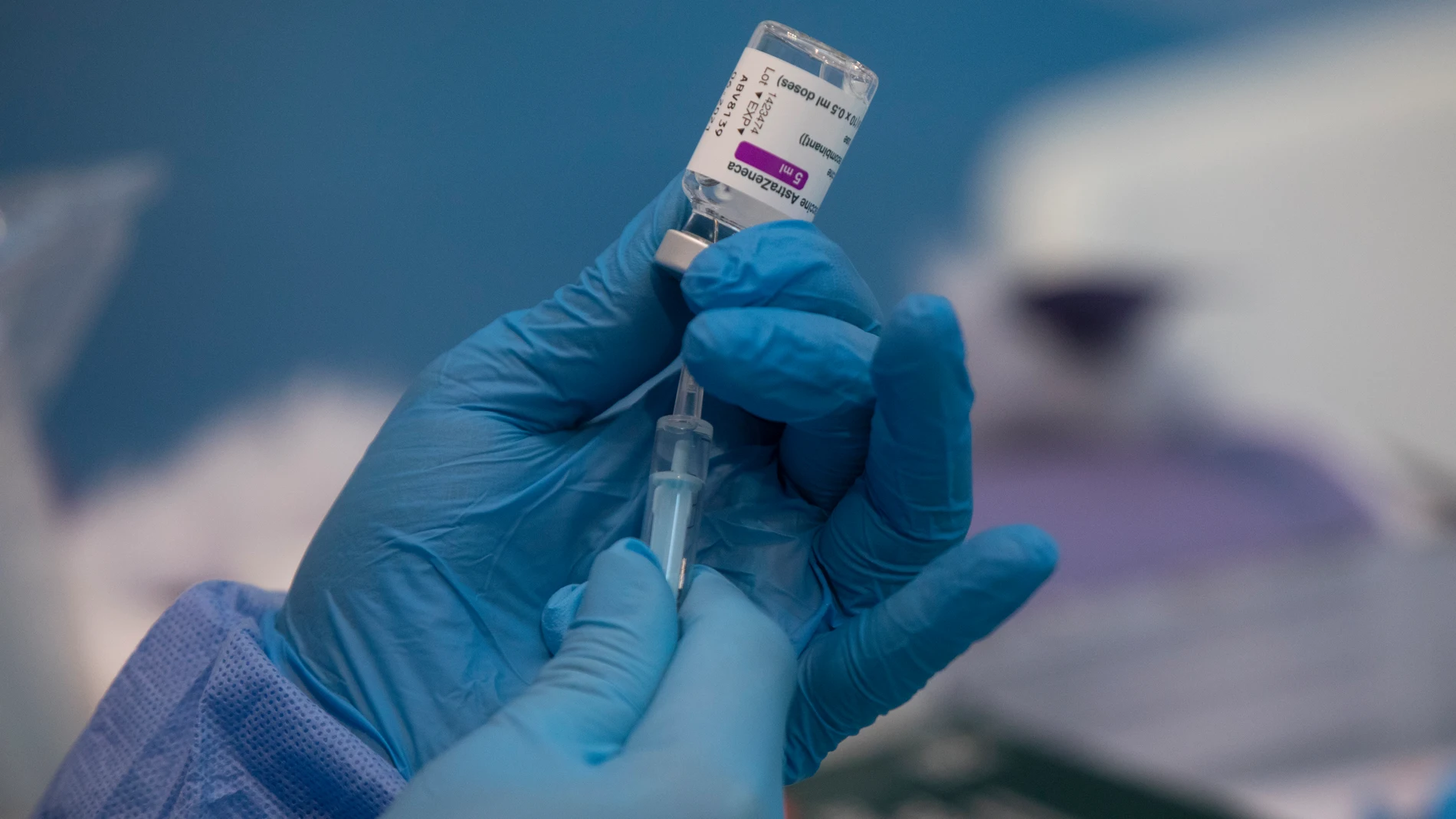 Imagen de archivo de una profesional sanitaria sosteniendo una jeringuilla con un vial de la vacuna contra la COVID-19 de AstraZeneca en un dispositivo de vacunación en el pabellón SADUS en Sevilla