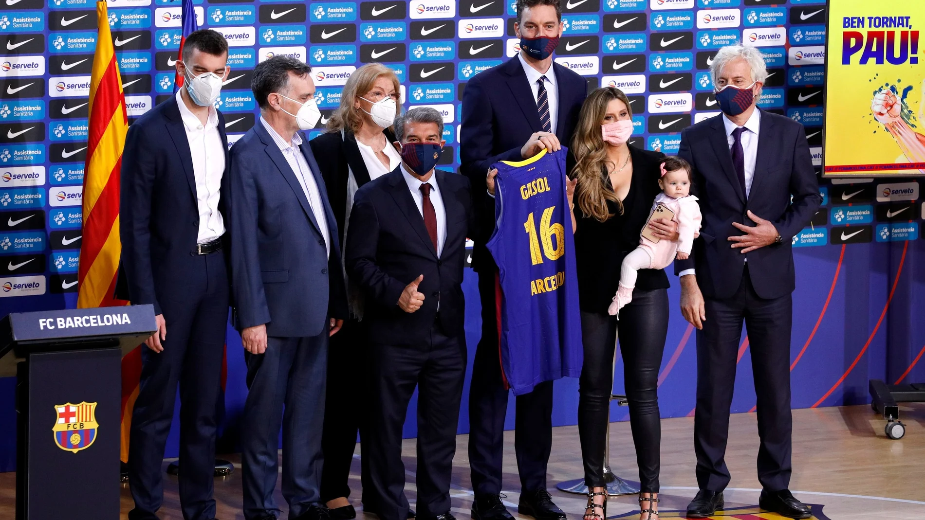 Pau, con su familia y Joan Laporta en su presentación como jugador del Barça