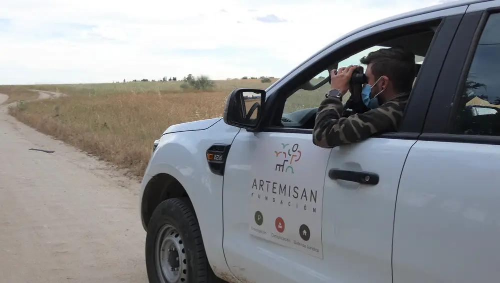 Un vehículo de la fundación Artemisan en una jornada de trabajo de campo.