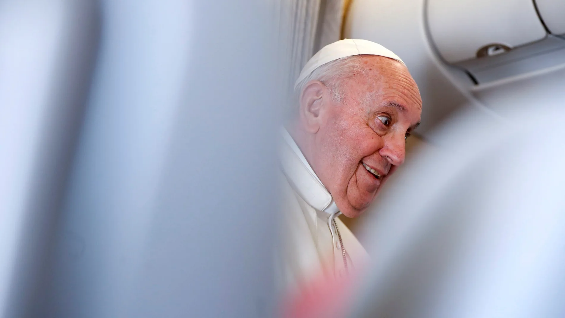 El Papa habla con los periodistas en el vuelo de vuelta tras su viaje a Irak