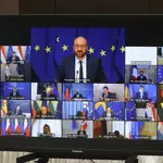 El presidente del Consejo Europeo, Charles Michel, en la parte superior de la pantalla, habla con los líderes de la UE, a través de un enlace de videoconferencia, durante una cumbre de la UE en el edificio del Consejo Europeo en Bruselas, el pasado jueves