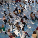 Administración de la vacuna contra la COVID-19 de AstraZeneca en el pabellón SADUS Sevilla (Andalucía, España)