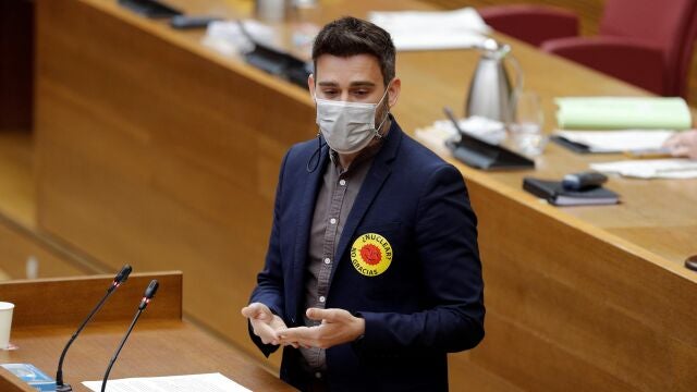 Portavoz de Compromís, Fran Ferri, interviene en la sesión de control en Les Corts Valencianes, en una imagen de archivo