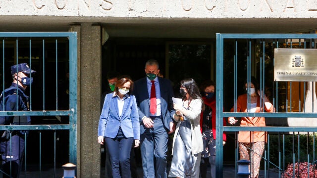 La portavoz adjunta de Vox en el Congreso, Macarena Olona y el secretario general del partido, Javier Ortega Smith, salen del Tribunal Constitucional, en Madrid