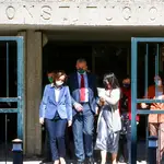La portavoz adjunta de Vox en el Congreso, Macarena Olona y el secretario general del partido, Javier Ortega Smith, salen del Tribunal Constitucional, en Madrid