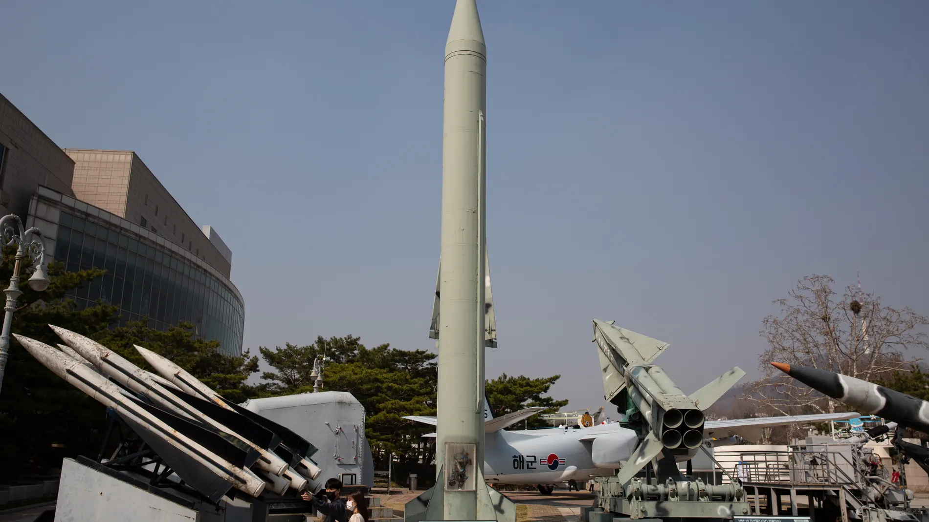 Un misil balístico táctico Scud-B (C) norcoreano en exhibición en el Museo Conmemorativo de la Guerra de Corea en Seúl