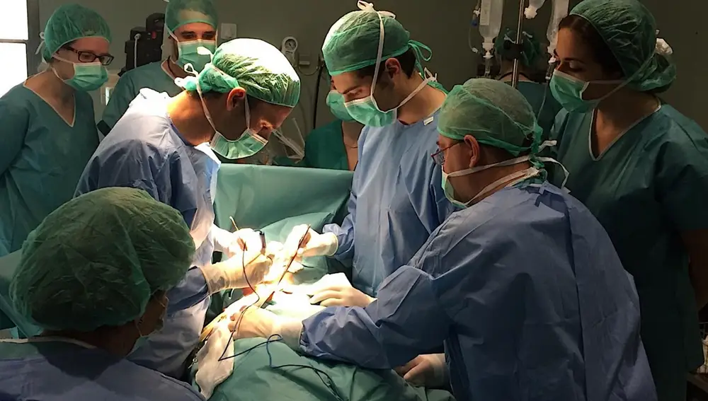 El Dr. Ramírez y su equipo, del Hospital Quirónsalud Málaga, durante una cirugía de cáncer de colon, el tumor más frecuente en España