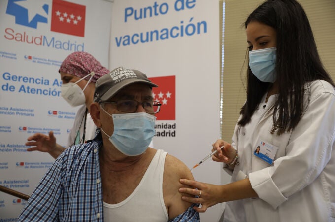Vacunación contra la Covid-19 a mayores de 80 años en el centro de salud de Soto del Real
