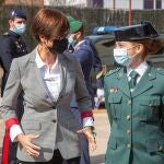 La directora general de la Guardia Civil, María Gámez, conversa con una agente en un acto del Instituto Armado