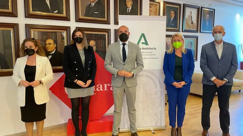 El secretario general de Políticas Sociales y Conciliación, Daniel Salvatierra, y la directora del Instituto Andaluz de la Mujer (IAM), Laura Fernández, se han reunido con la Cámara de Comercio de Granada, asociaciones y entidades