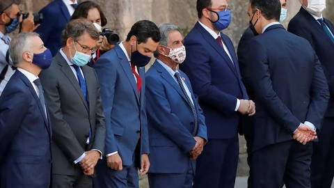 El presidente del Gobierno, Pedro Sánchez, saluda a los presidentes autonómicos a su llegada al monasterio de San Millán de Yuso, en San Millán de la Cogolla, con motivo de la Conferencia de Presidentes del pasado mes de julio