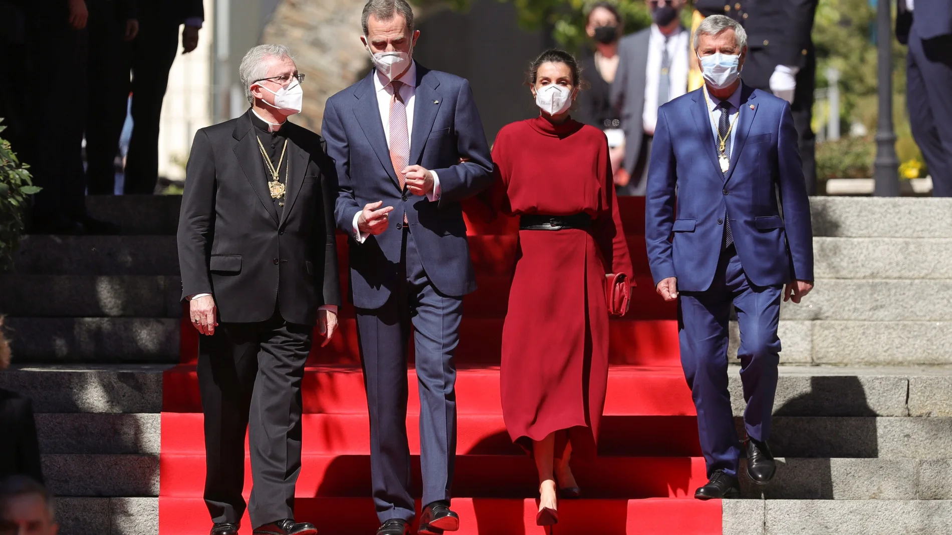 Los reyes Felipe y Letizia junto al arzobispo de Urgell, Joan Enric Vives (i), y el representante de Francia, Patrick Strzoda (d), posan ante la Casa de la Vall, a su llegada Andorra