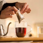 Café de filtro americano en taza listo para tomar