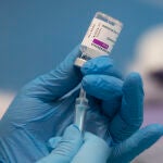 Un sanitario extrae una dosis de un vial con la vacuna de AstraZeneca