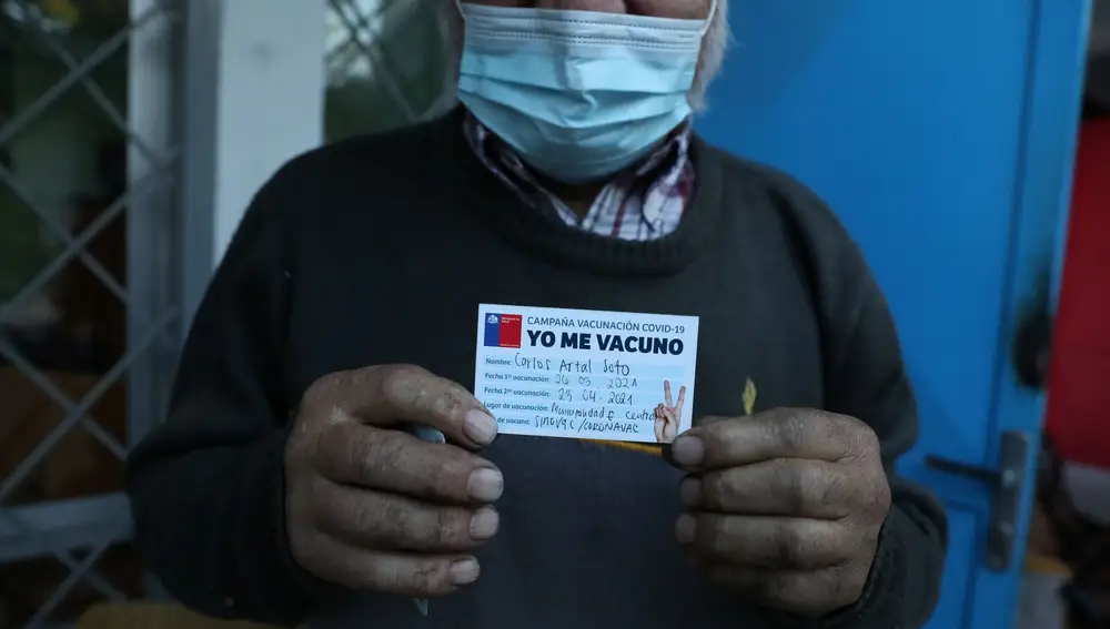 &quot;Yo me vacuno&quot;, un hombre sin hogar es vacunado en Santiago de Chile, este viernes