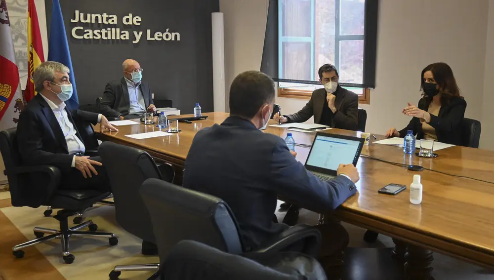 Reunión de trabajo en la sede de la Junta