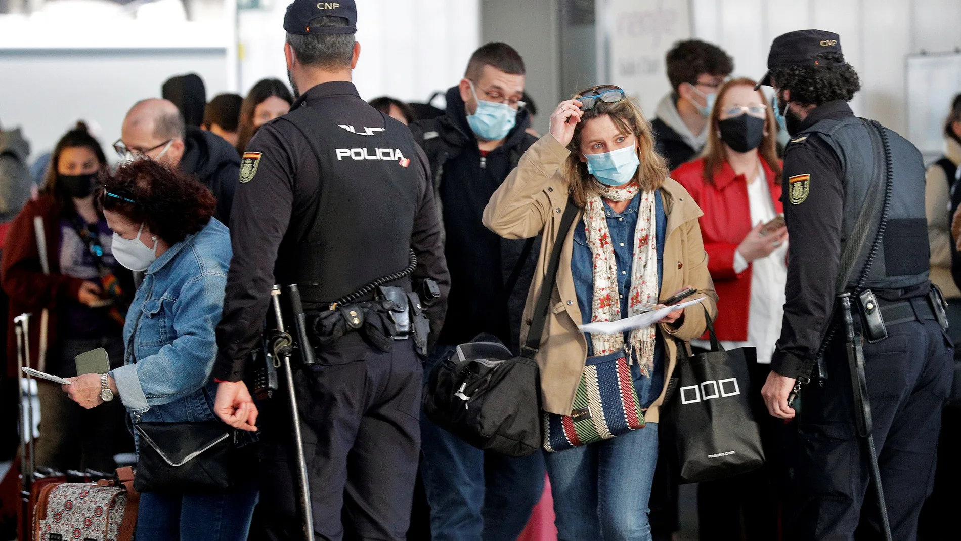 Agentes de la Policía Nacional realizan un control a los pasajeros que llegan este viernes a la estación Joaquín Sorolla de Valencia.