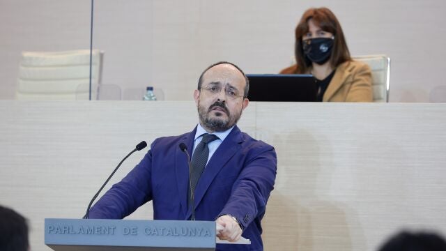 GRAFCAT768. BARCELONA, 26/03/2021.- El líder del PPC, Alejandro Fernández, interviene en el debate de investidura del candidato de ERC, Pere Aragonés, como nuevo presidente de la Generalitat que se celebra este viernes en el Auditori del Parlament de Catalunya. EFE/Quique García POOL