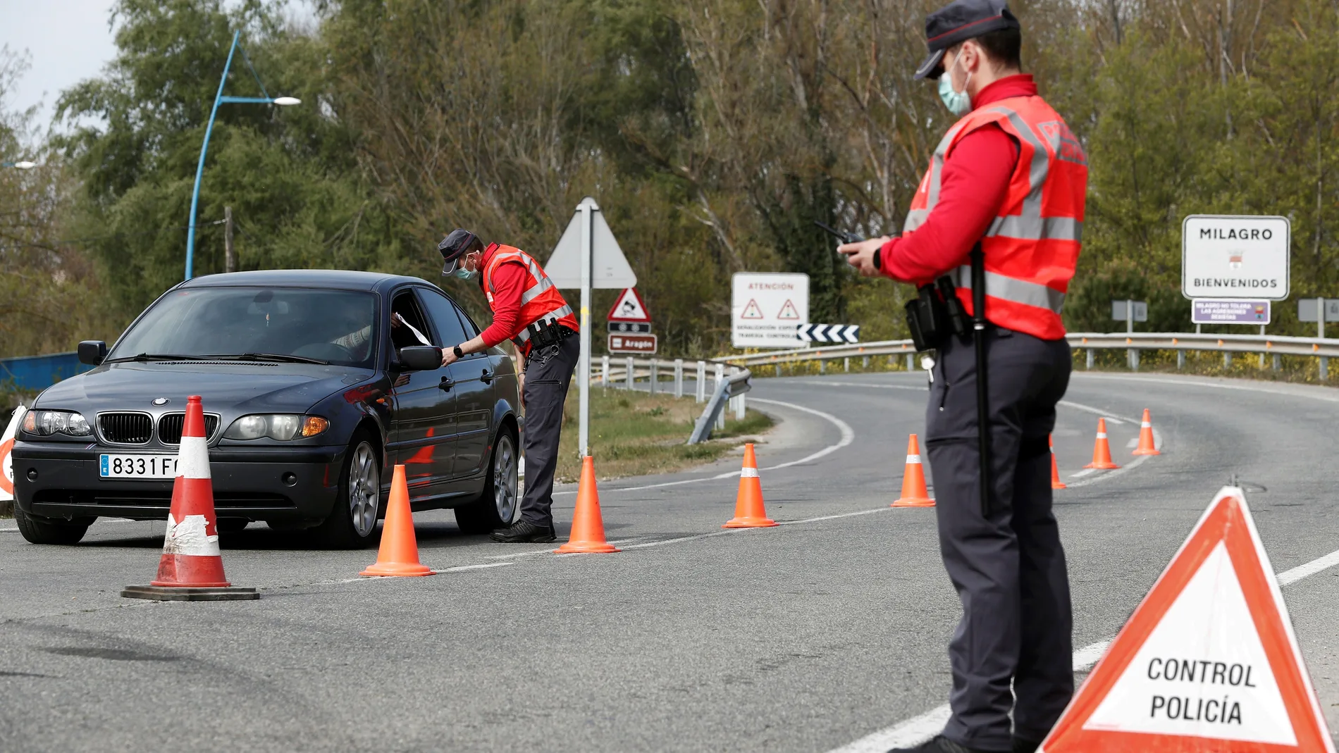 Efectivos de la Policía Foral controlan los accesos a la localidad navarra de Milagro que desde hoy y hasta el 11 de abril mantiene un confinamiento perimetral