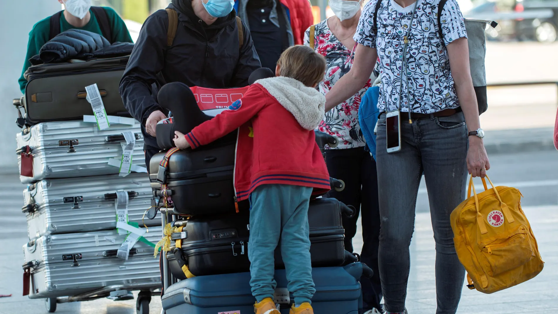 Turistas alemanes llegando al aeropuerto de Son San Joan (Palma de Mallorca)