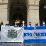La Diputación entrega la bandera de Gipuzkoa a la Real Sociedad para la final de la Copa del Rey