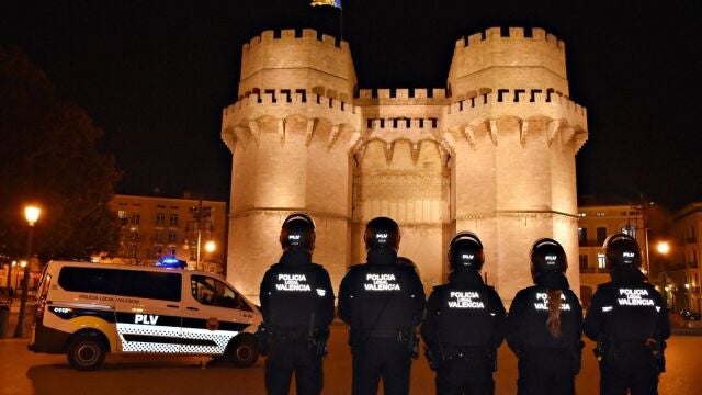 Agentes de la Policía Local en las Torres de Serrano