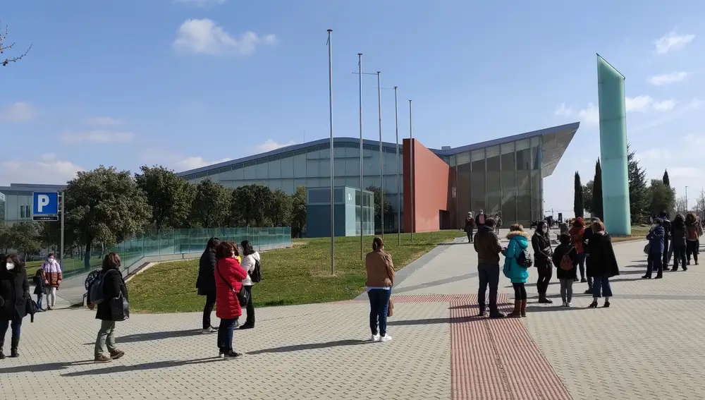 Colas para vacunarse en el día de hoy en el Centro Miguel Delibes de Valladolid