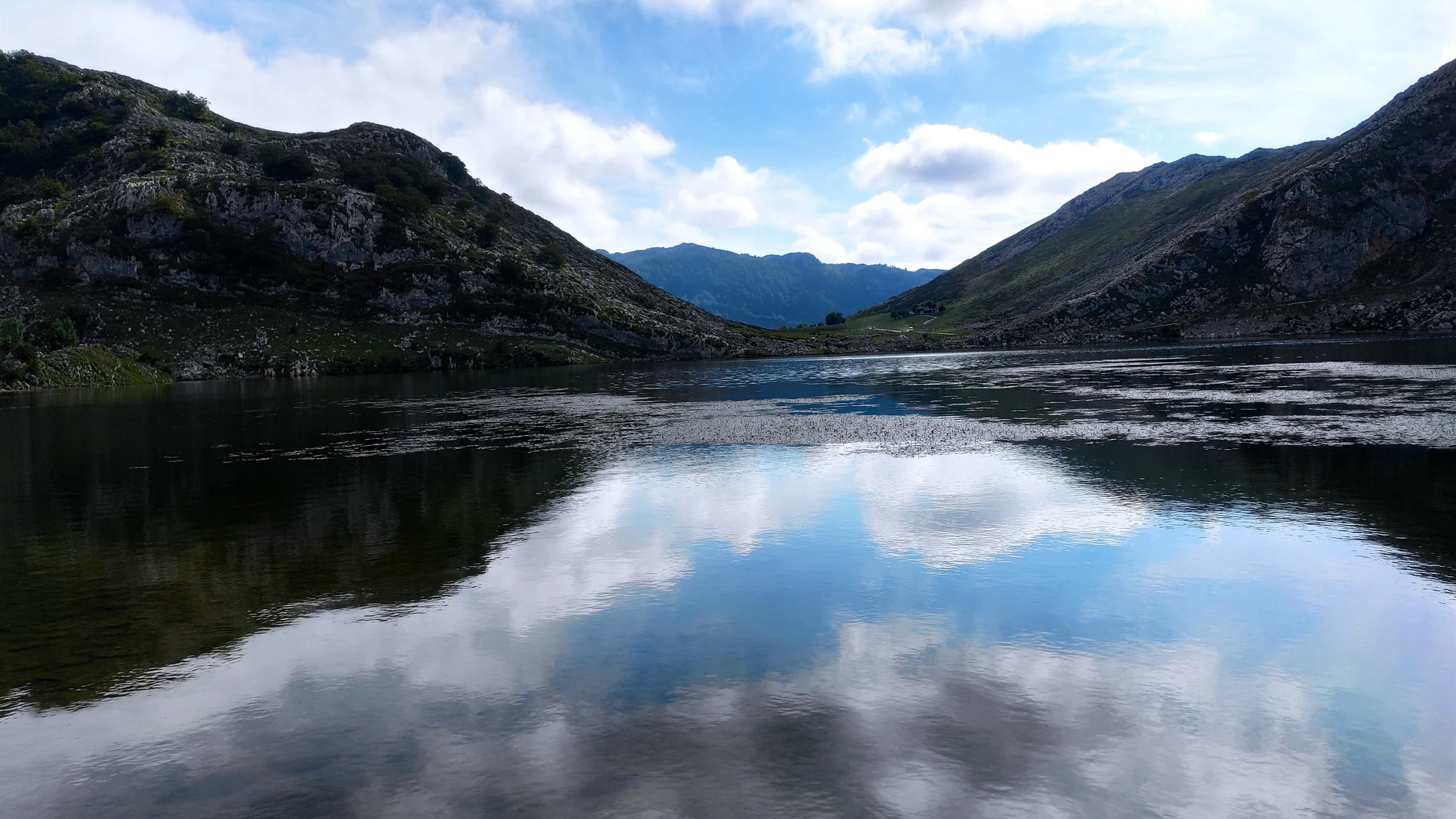 Lago Enol, uno de los Lagos de Covadonga, en los Picos de Europa.