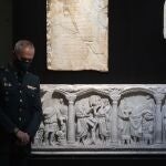 Un agente de la Guardia Civil junto a parte de las más de 6.000 piezas de alto valor arqueológico que incautaron a un hombre, en la provincia de Córdoba, que llevaba años tratando de venderlas en un portal de internet. EFE/Rafa Alcaide