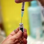 Un sanitario prepara una vacuna contra la covid en un hospital de París