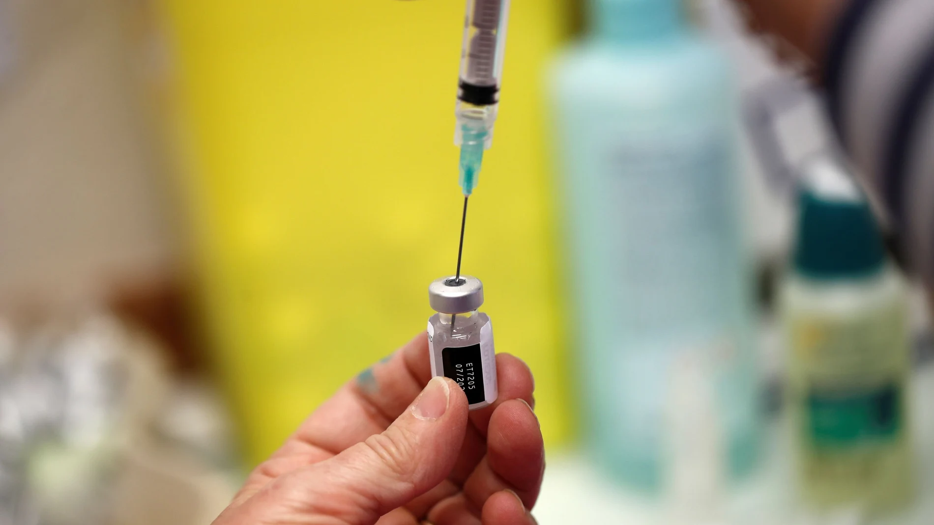 Un sanitario prepara una vacuna contra la covid en un hospital de París