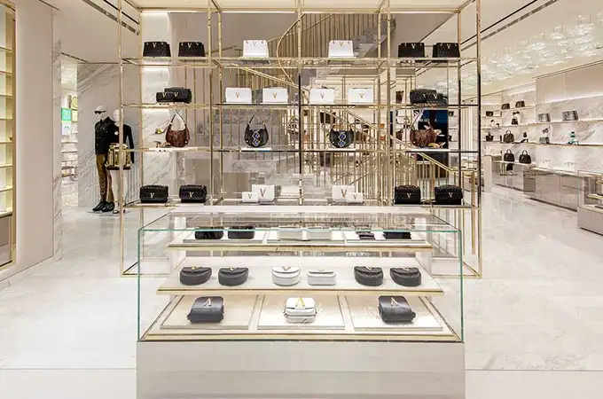 La boutique Versace que brilla en París gracias al lujoso mármol de Margraf
