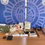 Efectos incautados durante el registro de una vivienda en la localidad ponferradina de Espinoso de Compludo, en el marco de la 'Operación Espino'