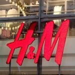 Logo de H&M en el exterior de una tienda