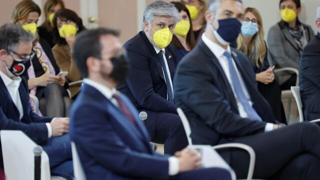 El portavoz de JxCat, Albert Batet (c), durante el debate de investidura del candidato de ERC, Pere Aragonés, que se celebra este viernes en el Auditori del Parlament de Catalunya. EFE/Quique García POOL
