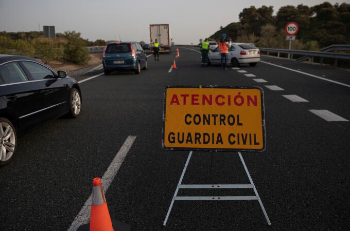 Control de movilidad de la Guardia Civil en la Autovía de la A-66 dirección Sevilla en las inmediaciones del El Ronquillo