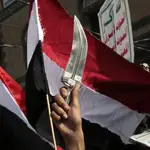 Un simpatizante de los rebeldes hutíes sostiene una daga tradicional en una manifestación contra Arabia Saudí en Saná (Yemen)