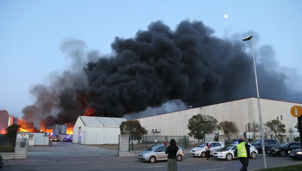Arde la empresa Hera Holding de reciclaje de pinturas y disolventes en el polígono de Venta de Baños
