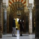 Imagen de archivo de dos turistas visitando Mezquita-Catedral de Córdoba