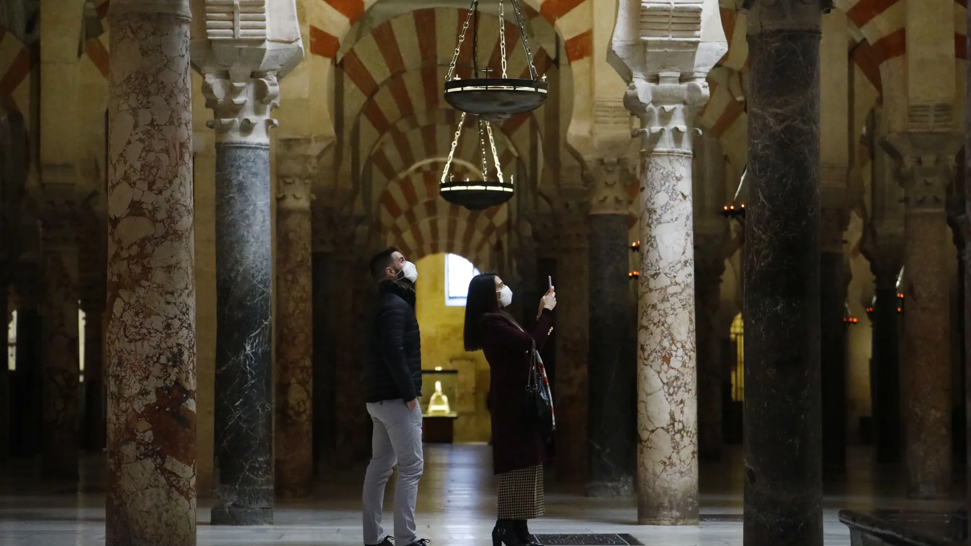 Imagen de archivo de dos turistas visitando Mezquita-Catedral de Córdoba