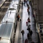 Tránsito de viajeros en la estación de Atocha de Madrid