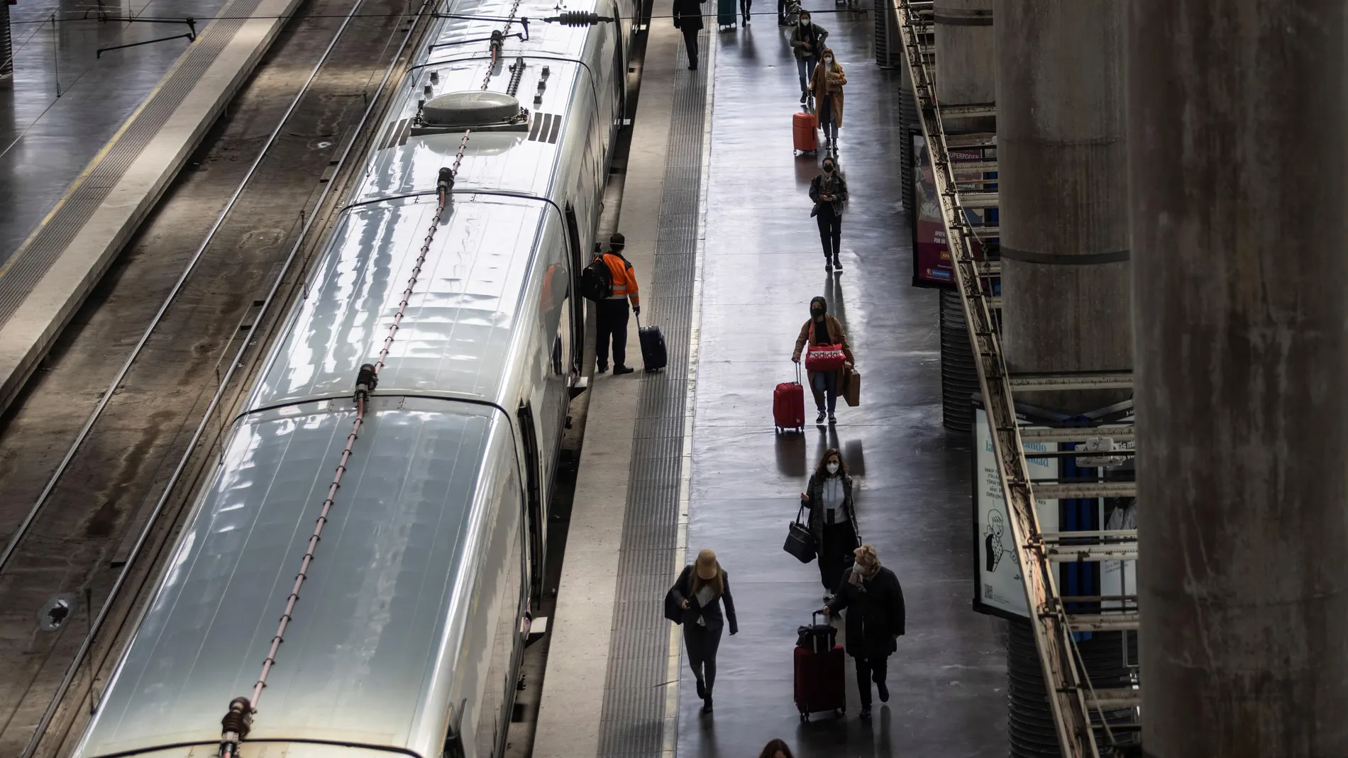 Tránsito de viajeros en la estación de Atocha de Madrid