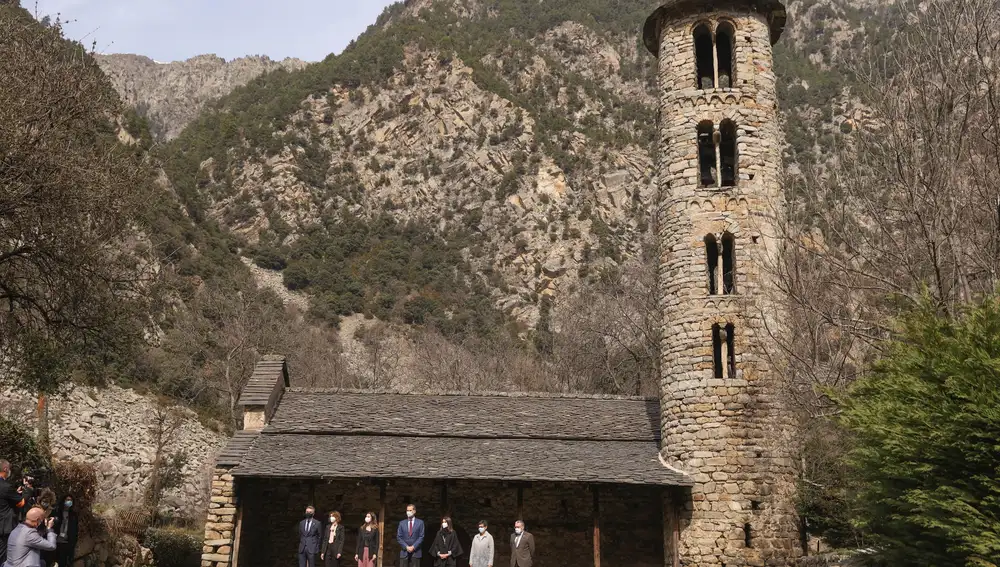 GRAF2211. ANDORRA LA VELLA, 26/03/2021.- El rey Felipe VI (c) y la reina Letizia (3d) acompañados de la ministra de Asuntos Exteriores, Arancha González Laya (2d) durante su visita a la Iglesia de Santa Coloma en Andorra, este viernes. EFE/JuanJo Martín