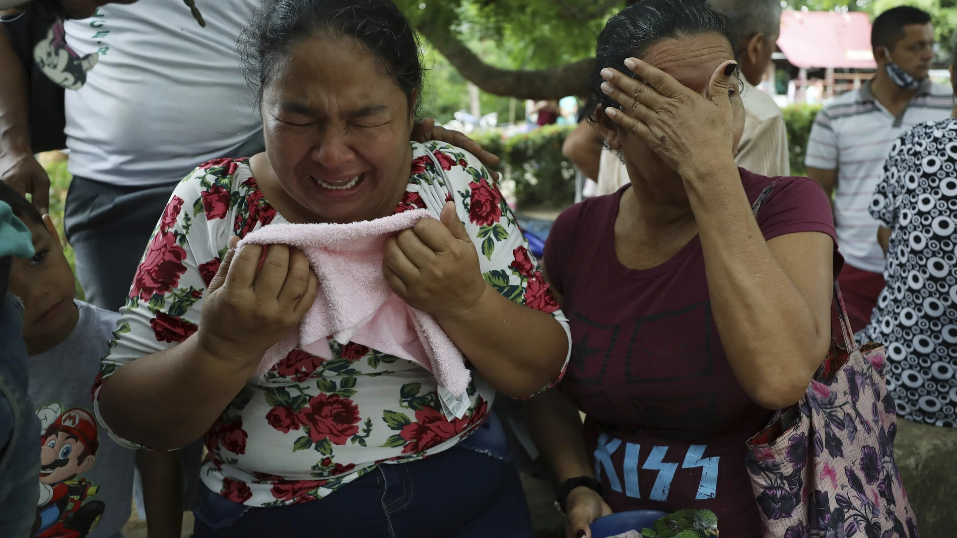 Mujeres lloran la muerte de familiares en Apure, en Venezuela