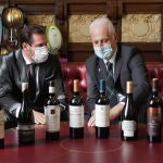 El alcalde de Valladolid, Óscar Puente, y el de Logroño, Pablo Hermoso de Mendoza, conversan junto a varias botellas de vino
