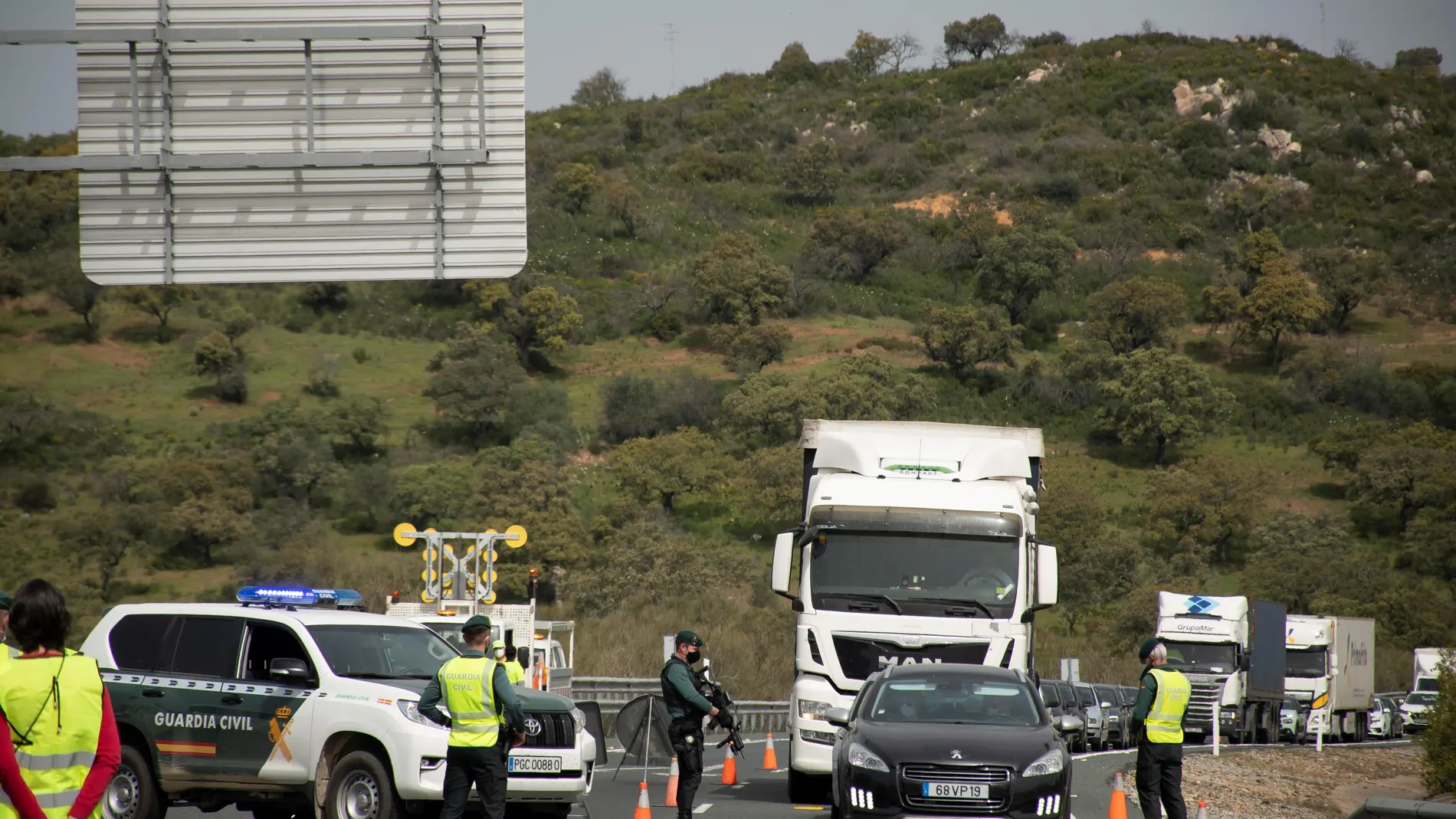 Control de tráfico interprovincial de la Guardia civil en el km 768 de la A66 sentido Sevilla