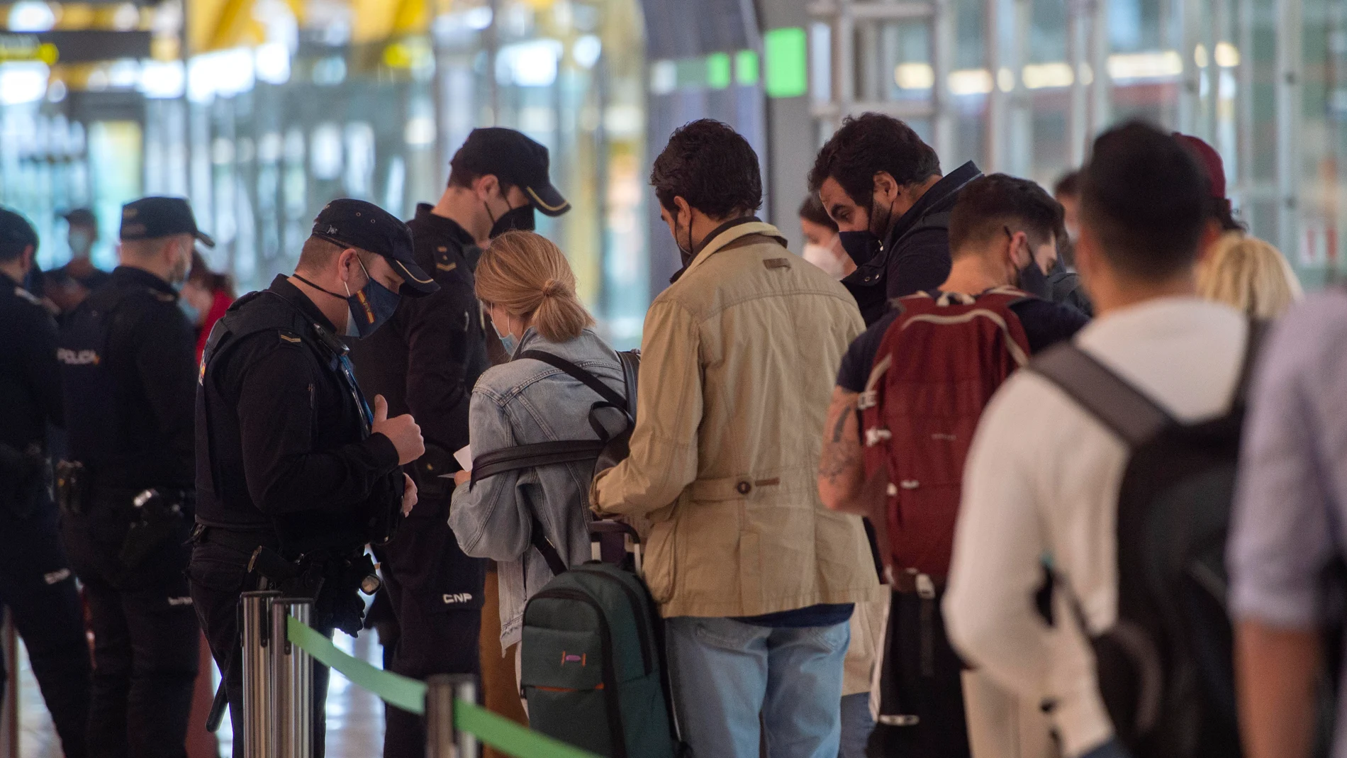 Agentes de policía nacional realizan controles a los pasajeros de la T4 del Aeropuerto Adolfo Suárez Madrid-Barajas, en Madrid (España),