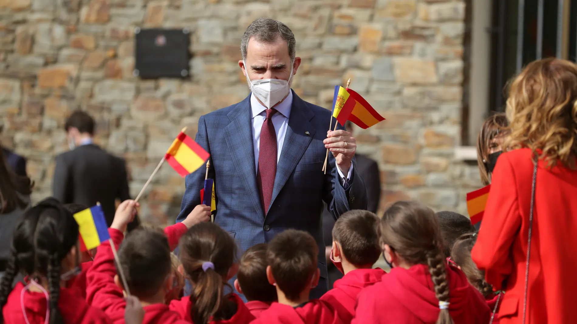 ANDORRA LA VELLA (ANDORRA) 26/03/2021.- El rey Felipe VI saluda a varios niños durante su visita al colegio "María Moliner", una de las seis escuelas públicas españolas que hay en Andorra, este viernes. EFE/JuanJo Martín