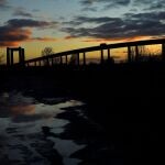 El sol se pone en el puente Kingsferry visto desde Sheerness, en la isla de Sheppey
